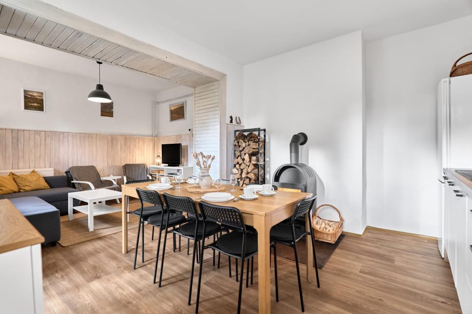 TV and multimedia, Kitchen or kitchenette, Living room, Seating area, Dining area