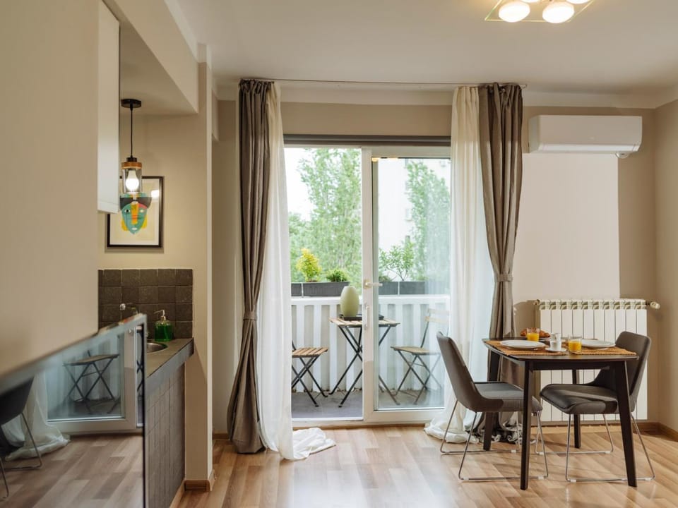 Kitchen or kitchenette, Living room, Seating area, Dining area