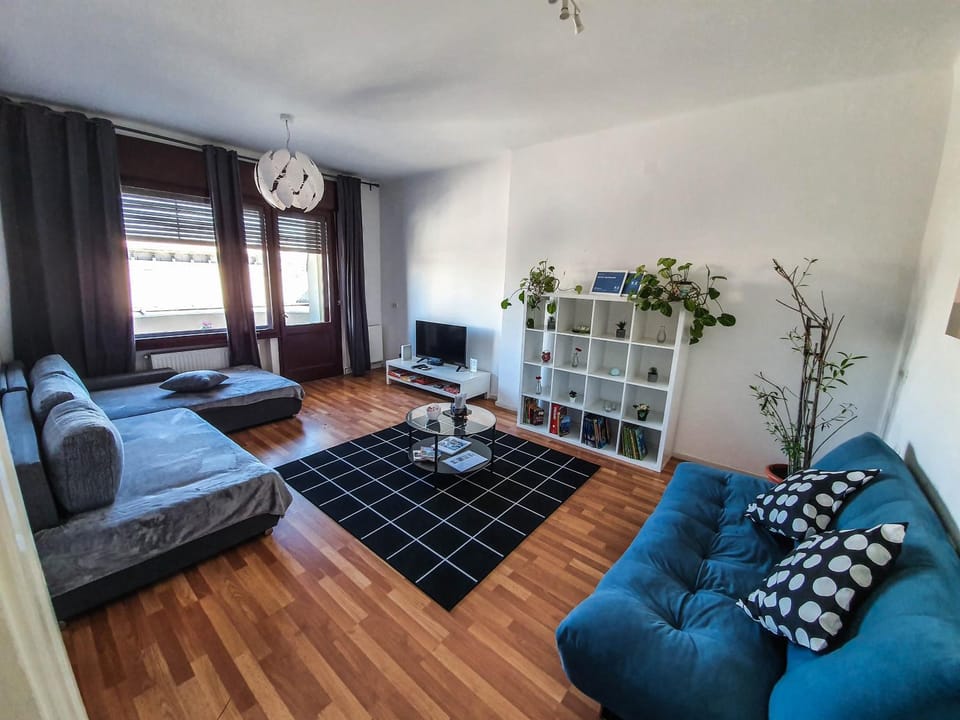 Communal lounge/ TV room, Bed, TV and multimedia, Living room, Photo of the whole room, Seating area, Evening entertainment