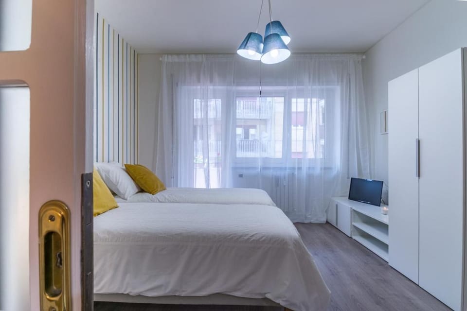Bed, TV and multimedia, Photo of the whole room, Bedroom, wardrobe
