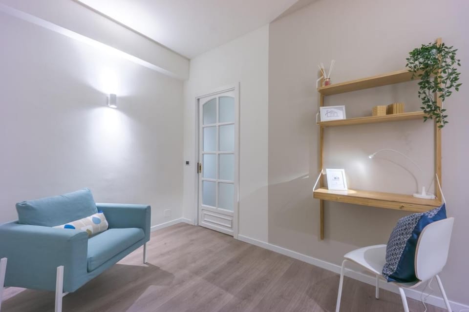 Photo of the whole room, Seating area