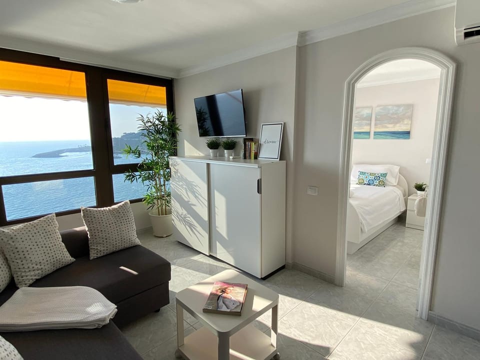 Bed, TV and multimedia, Living room, Photo of the whole room, Seating area, Bedroom, Sea view