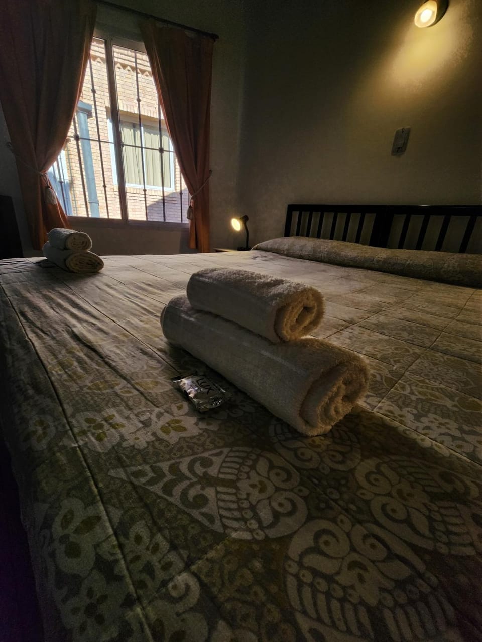 Bed, Bedroom, towels