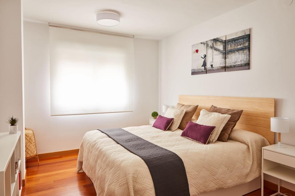 Bedroom, Street view