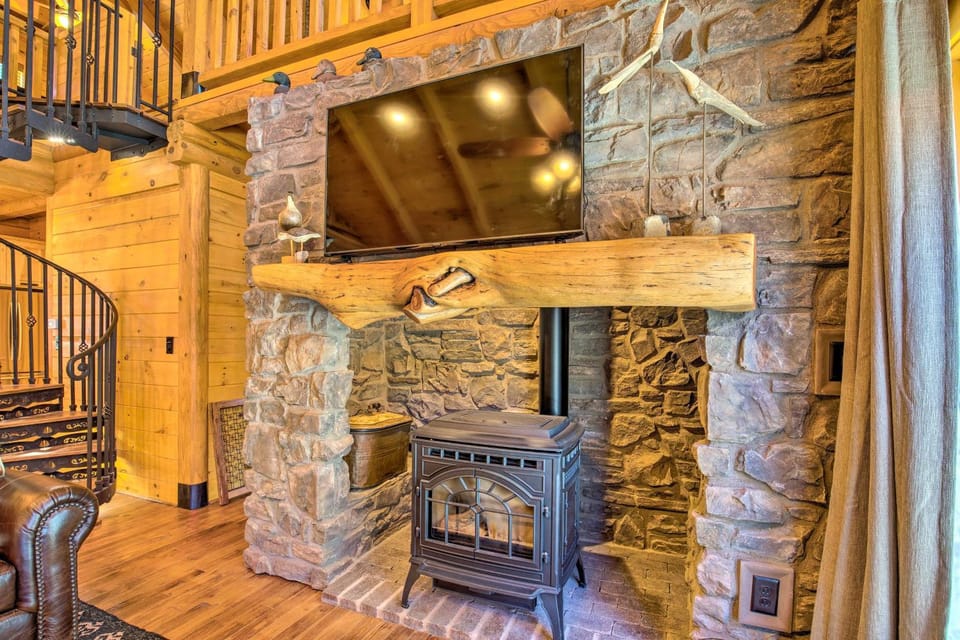 Luxury Mountain Cabin w/ Furnished Deck + Views! Cabin in Arizona