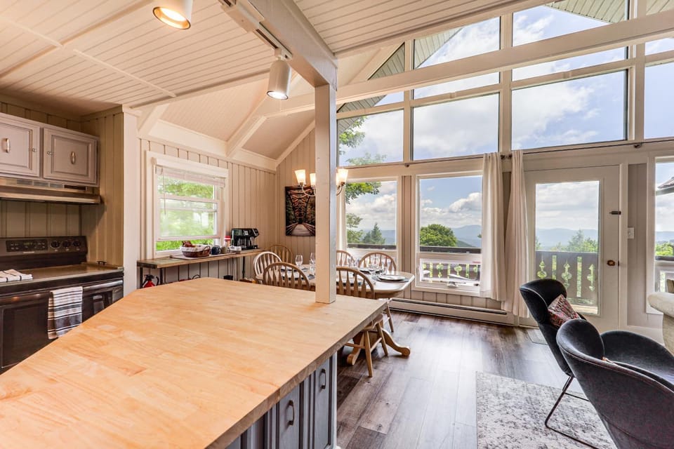 1 Mi to Beech Mtn Ski Resort: Home w/ Large Yard House in Beech Mountain