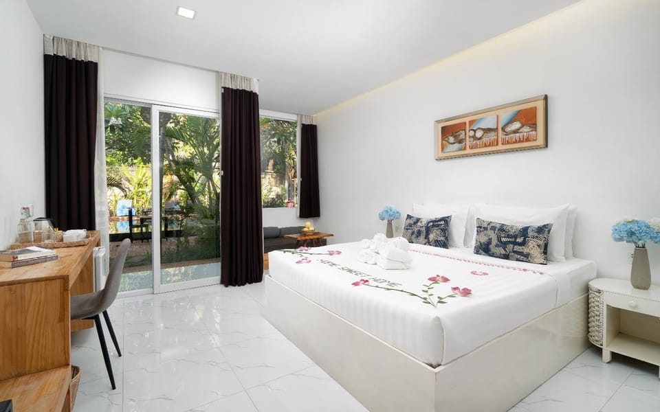 Bed, Coffee/tea facilities, Balcony/Terrace, Photo of the whole room, Decorative detail, Seating area, Dining area, Bedroom, Garden view, Pool view, Area and facilities, minibar