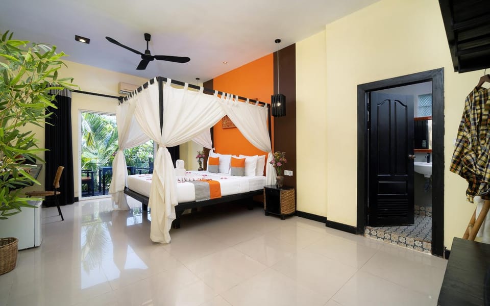 Bed, Balcony/Terrace, Photo of the whole room, Decorative detail, Seating area, Dining area, Bedroom, Area and facilities, minibar, wardrobe
