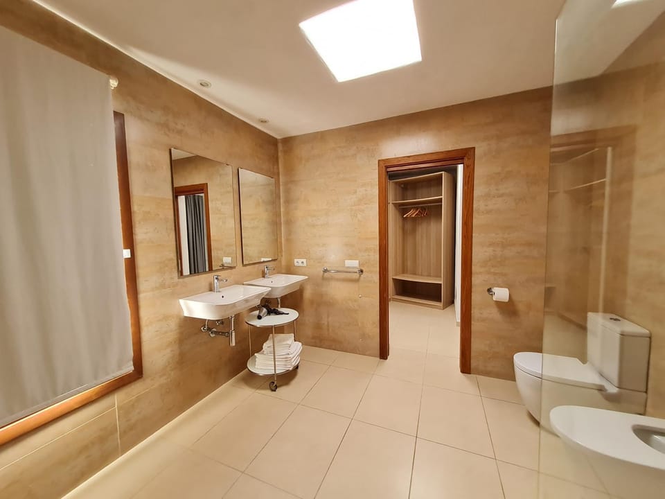 Shower, Bathroom, bidet, towels