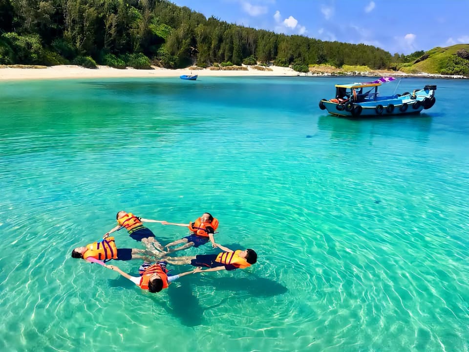 Natural landscape, Activities, Beach, group of guests