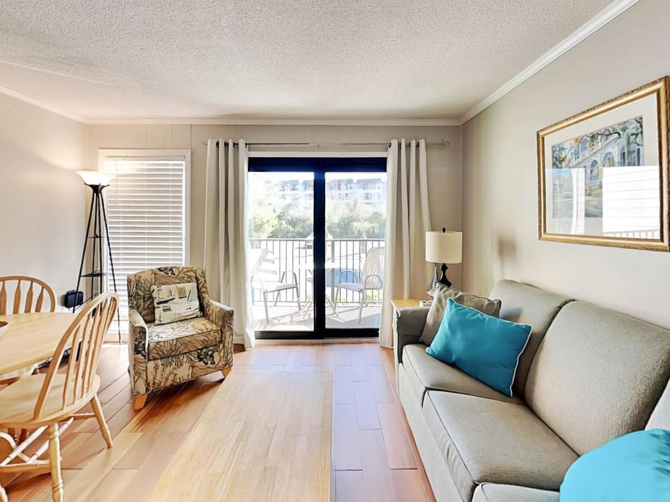 Balcony/Terrace, Living room, Seating area, Dining area, furniture