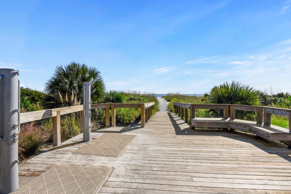 Neighbourhood, Natural landscape, Beach, acessibility