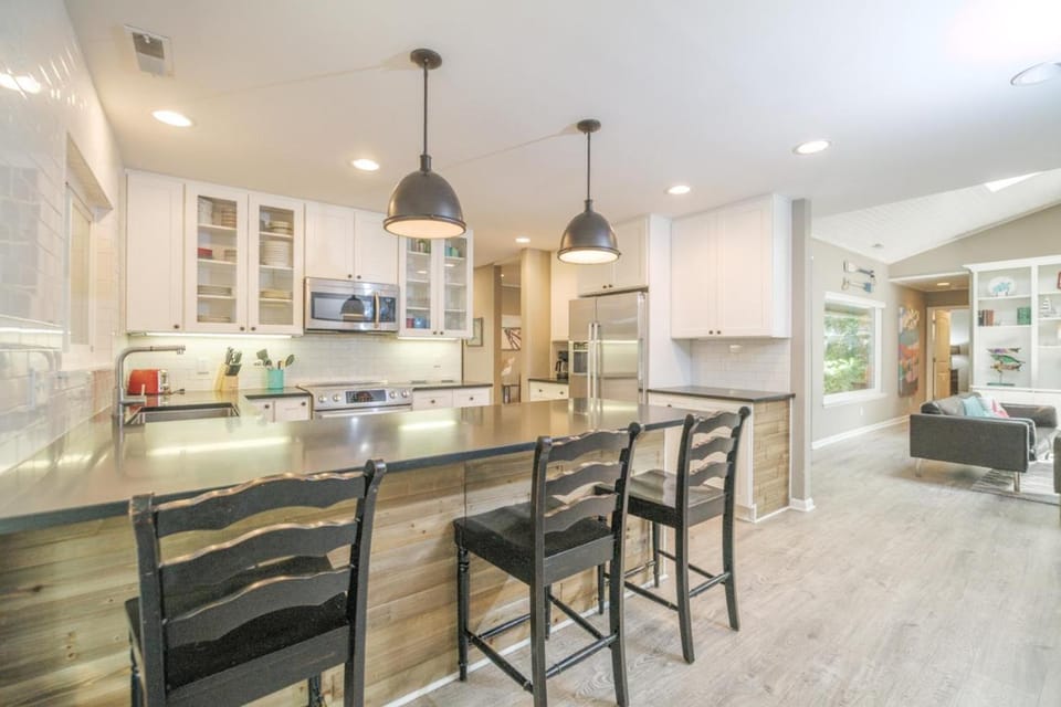 Kitchen or kitchenette, Living room, Seating area, furniture, microwave, oven, stove, kitchen