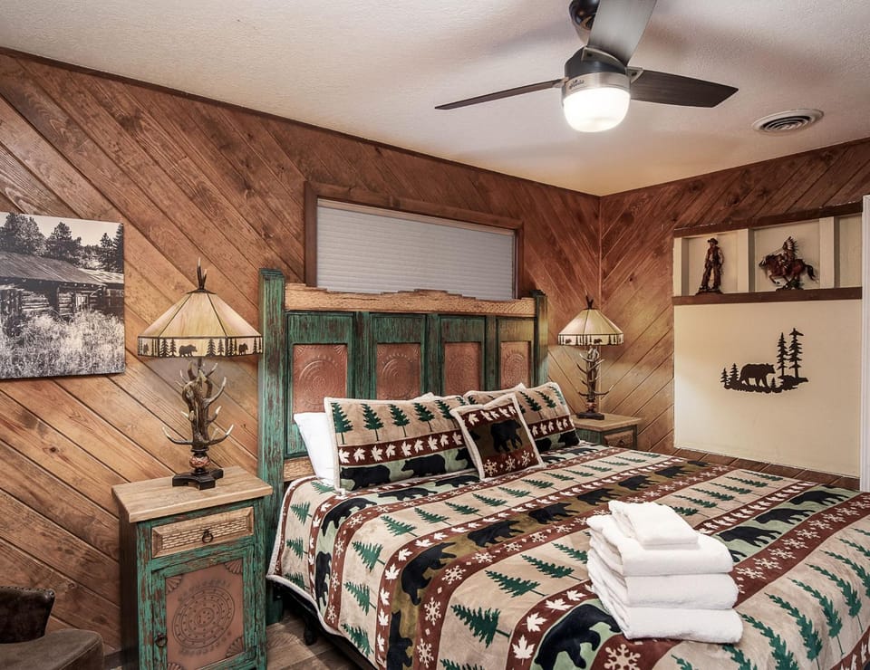 Bed, Bedroom, towels
