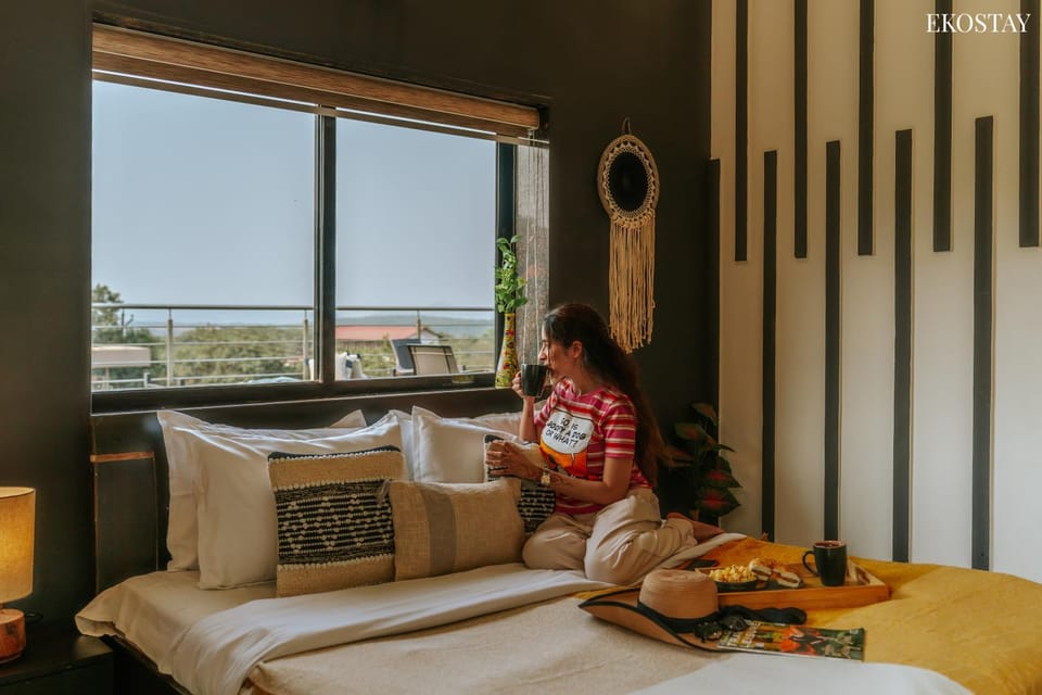 Bed, People, Photo of the whole room, Bedroom, group of guests