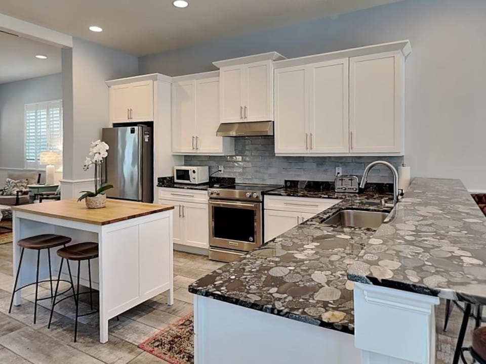 Day, Kitchen or kitchenette, microwave, oven, stove, kitchen