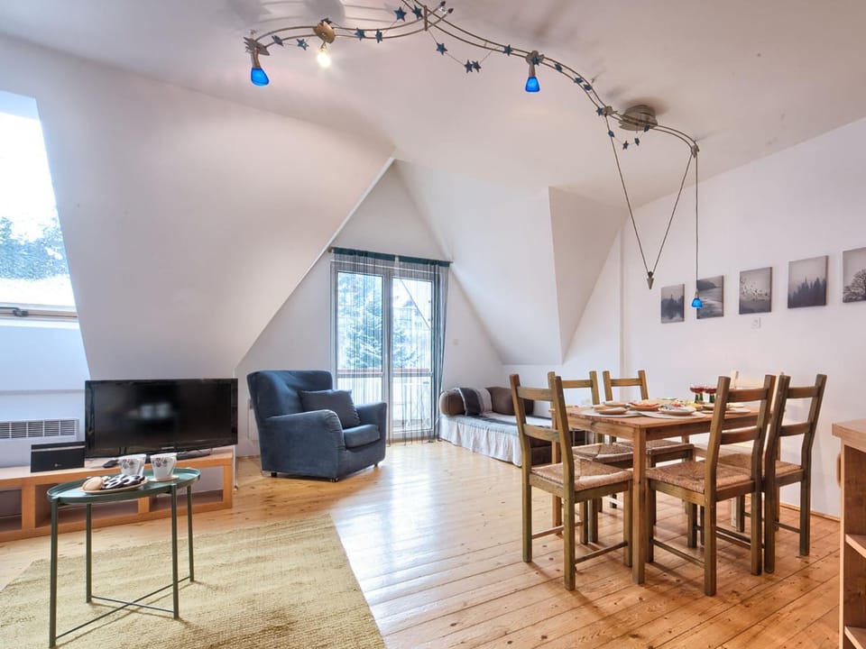 TV and multimedia, Living room, Seating area, Dining area