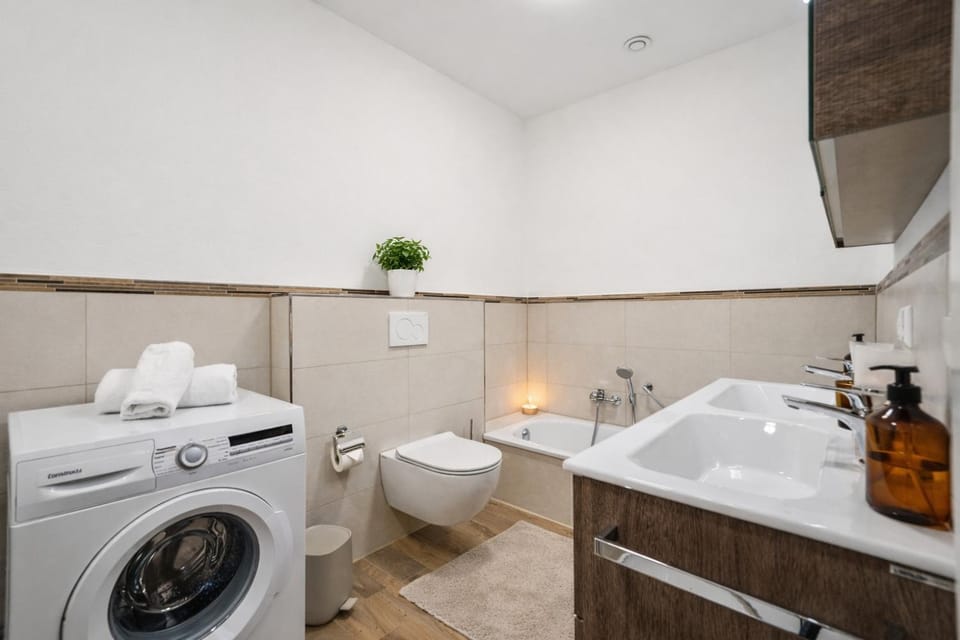 Toilet, Bathroom, Bath, towels, washing machine