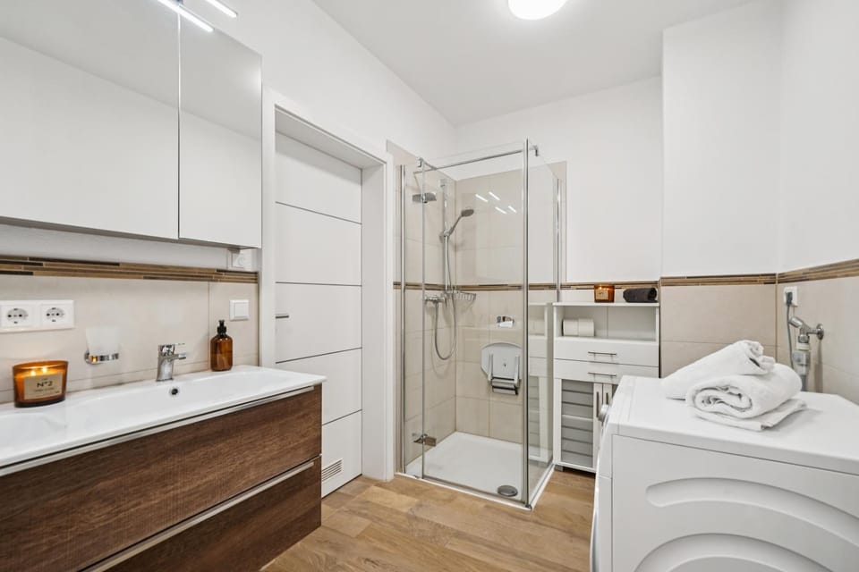 Shower, Bathroom, towels, washing machine