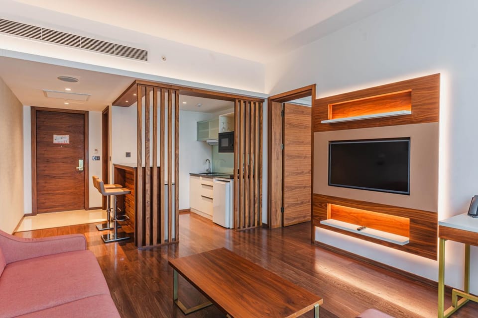 TV and multimedia, Kitchen or kitchenette, Living room, Seating area
