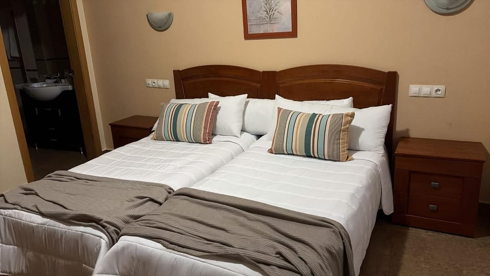 Photo of the whole room, towels