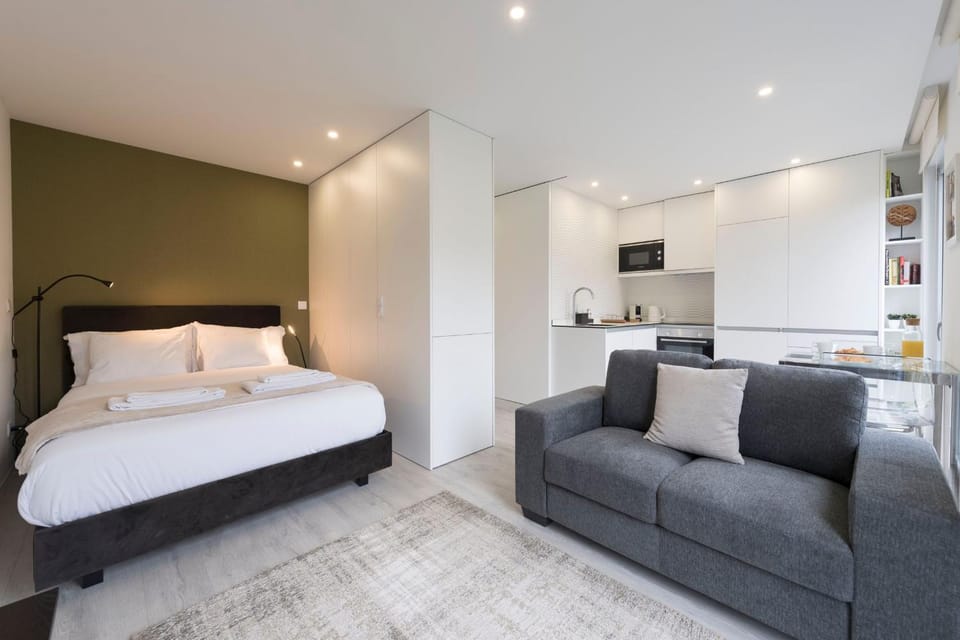 LovelyStay - Modern Loft with Gym & Free Parking minutes away from CBD Apartment in Porto