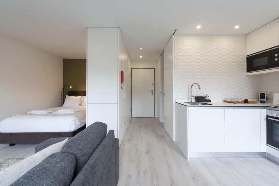 LovelyStay - Modern Loft with Gym & Free Parking minutes away from CBD Apartment in Porto