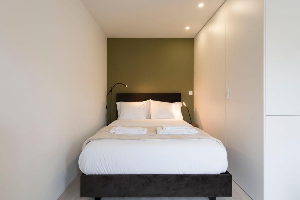 LovelyStay - Modern Loft with Gym & Free Parking minutes away from CBD Apartment in Porto