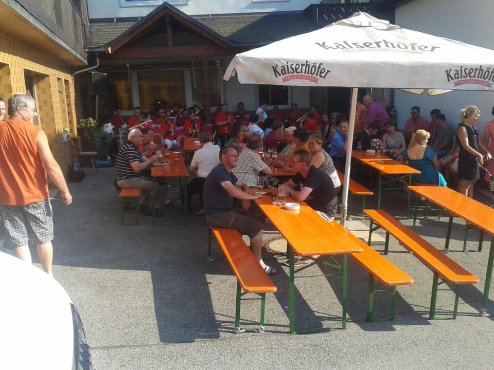 Restaurant/places to eat, group of guests