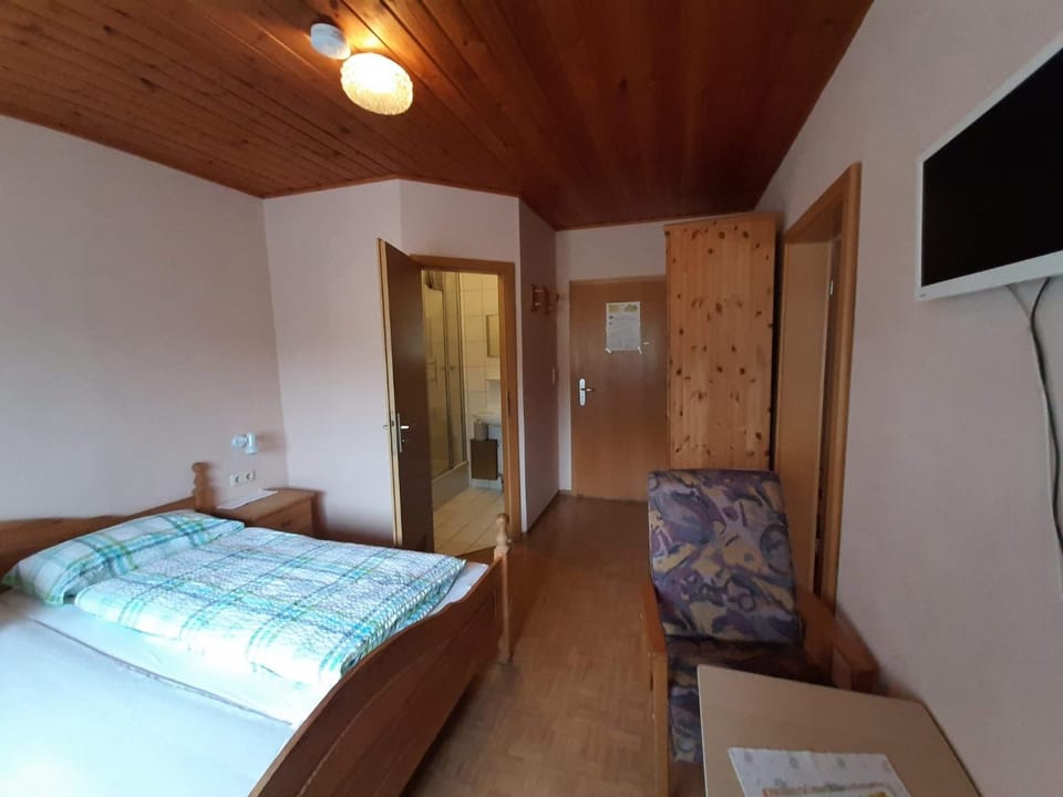 Bed, TV and multimedia, Photo of the whole room, Bedroom