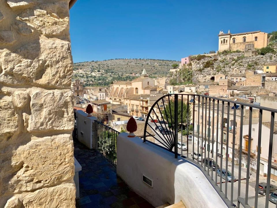 Nearby landmark, Neighbourhood, Balcony/Terrace, City view, Street view