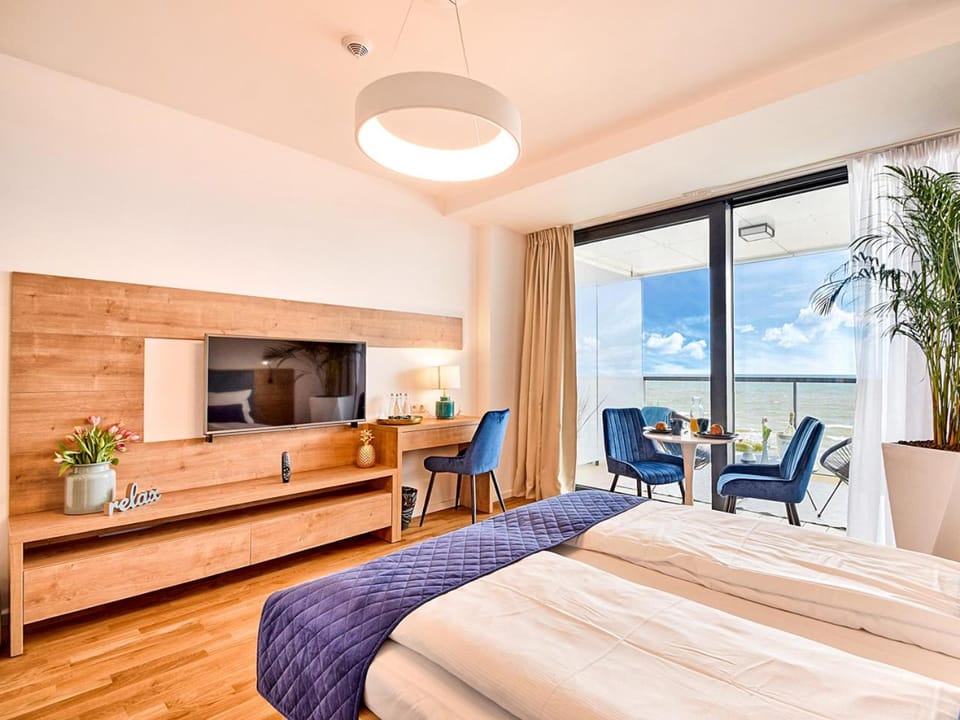 TV and multimedia, View (from property/room), Dining area, Bedroom, Sea view