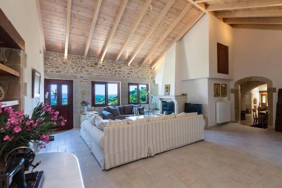 TV and multimedia, Living room, Photo of the whole room, Seating area, Garden view, Mountain view