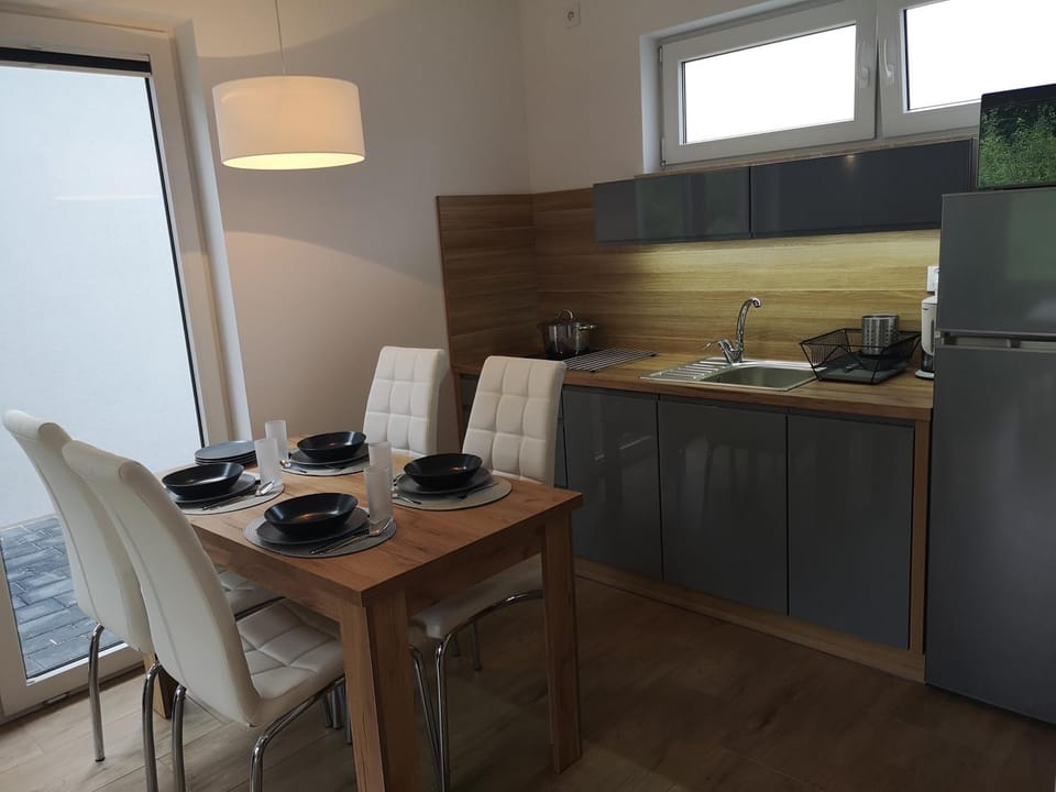 Kitchen or kitchenette, Dining area
