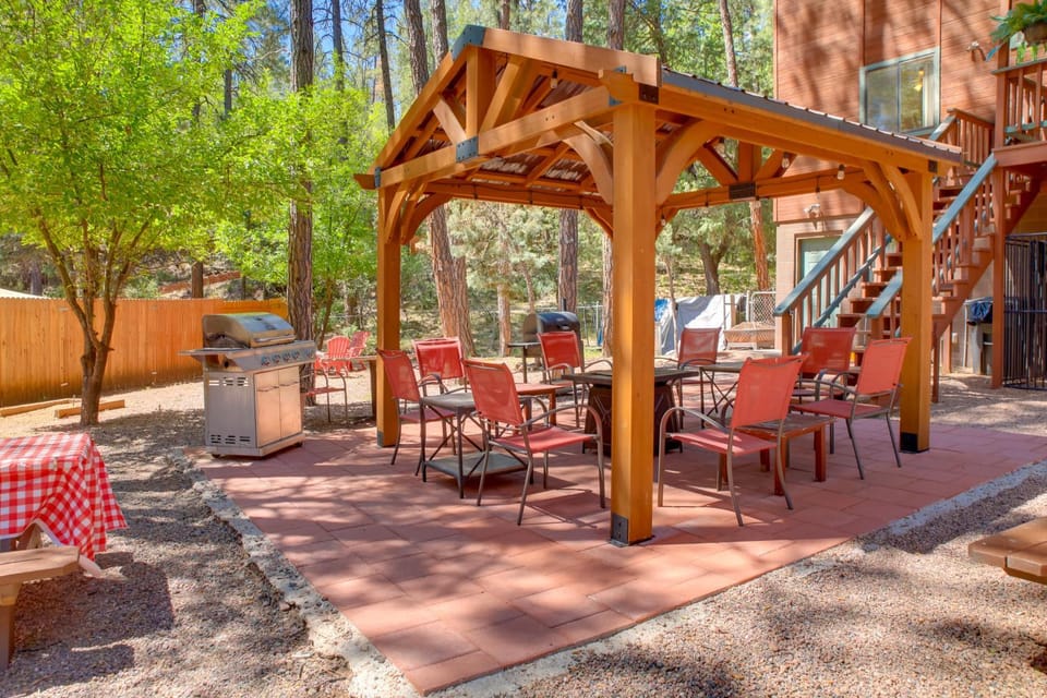 Relax Fireside + Play Games! Hiker’s Haven in Pine House in Pine