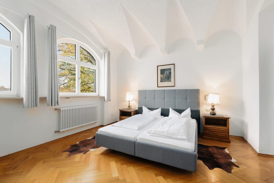 Photo of the whole room, Bedroom