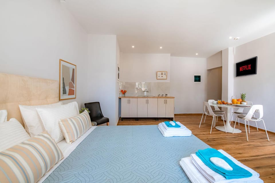 Kitchen or kitchenette, Dining area, Bedroom