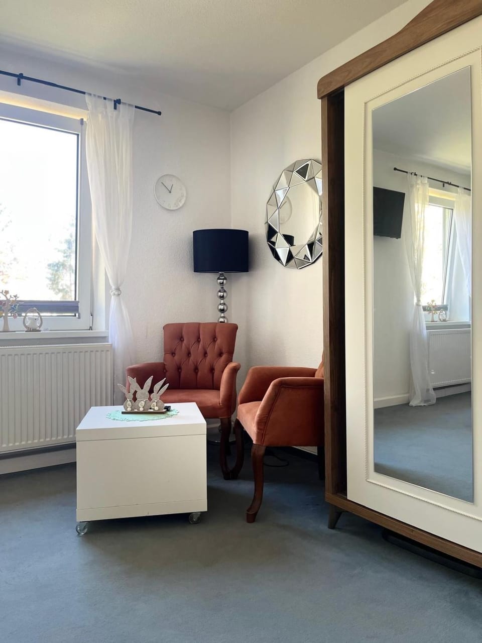 Photo of the whole room, Seating area