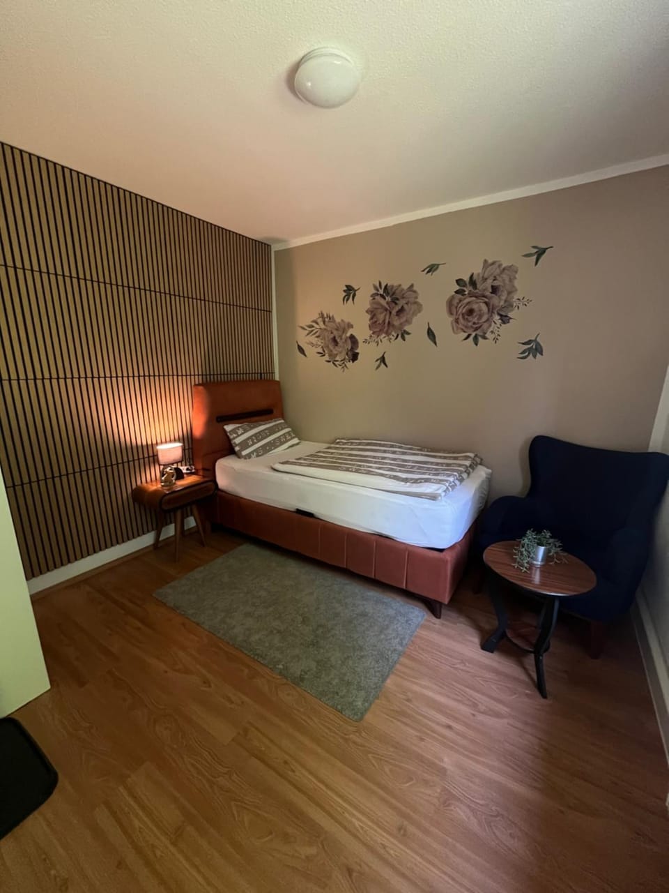 Bed, Seating area, Bedroom