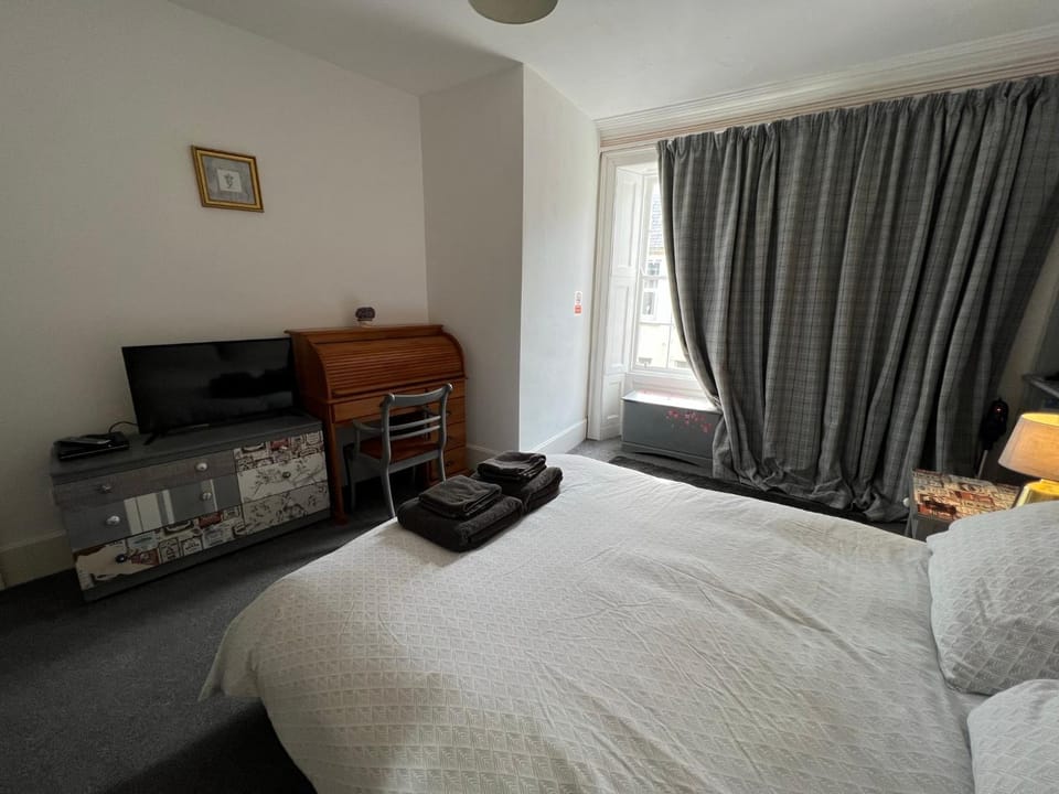 Bed, TV and multimedia, Bedroom