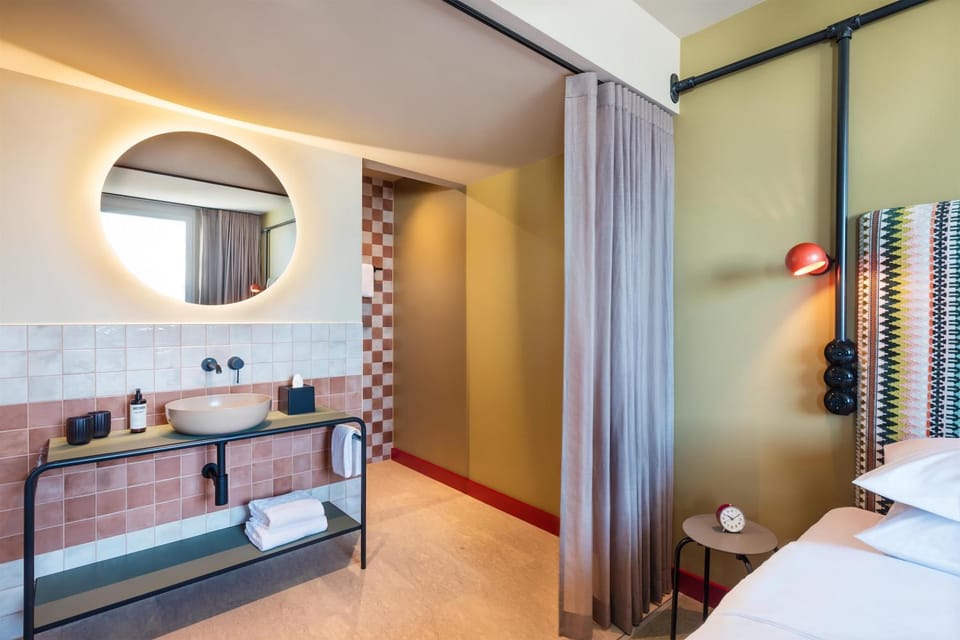 Bed, Bathroom, Photo of the whole room, Bedroom, towels