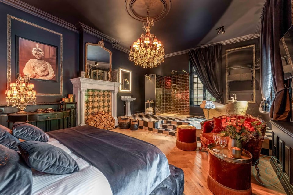 Bed, Photo of the whole room, Seating area, Bedroom