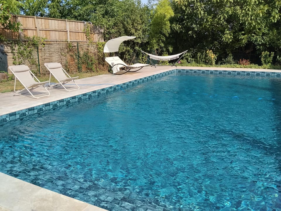 Swimming pool, sunbed