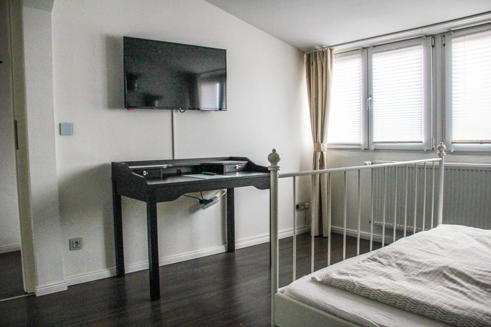 Bed, TV and multimedia, Photo of the whole room, Bedroom, hair dresser
