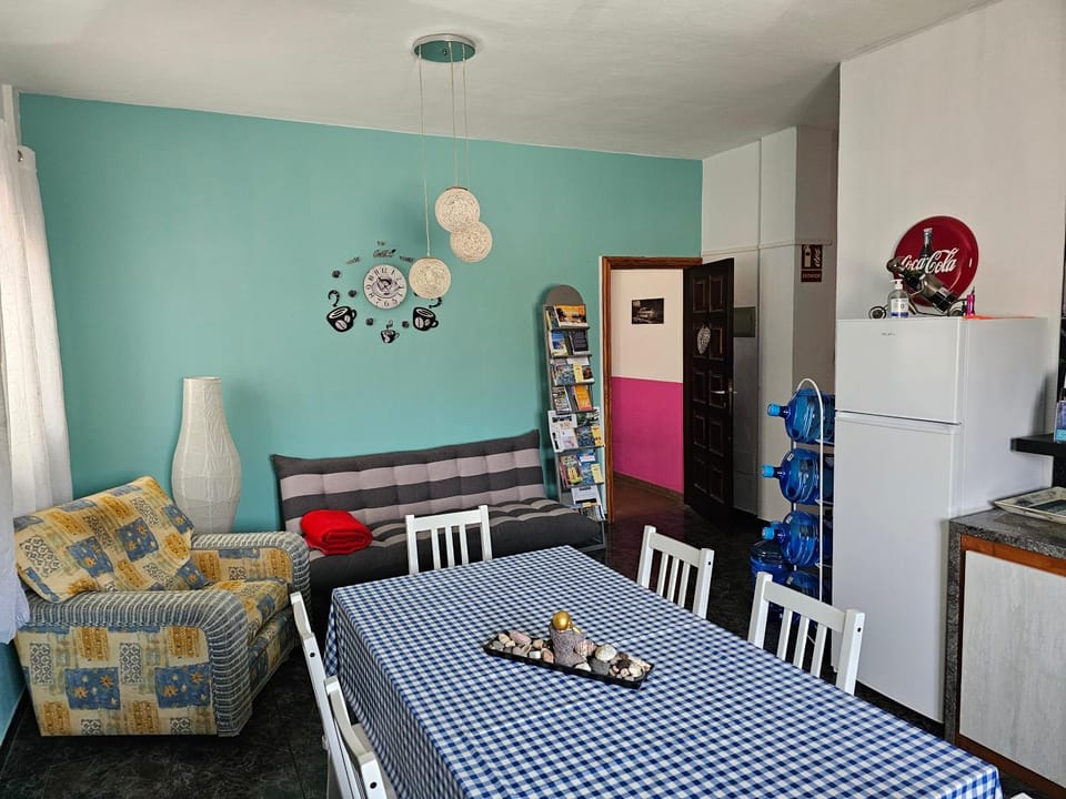 Kitchen or kitchenette, Seating area, Dining area
