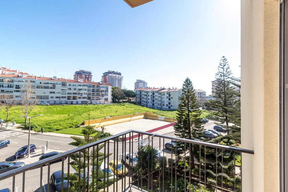 White Apartment - T2 near Beach Apartment in Estoril