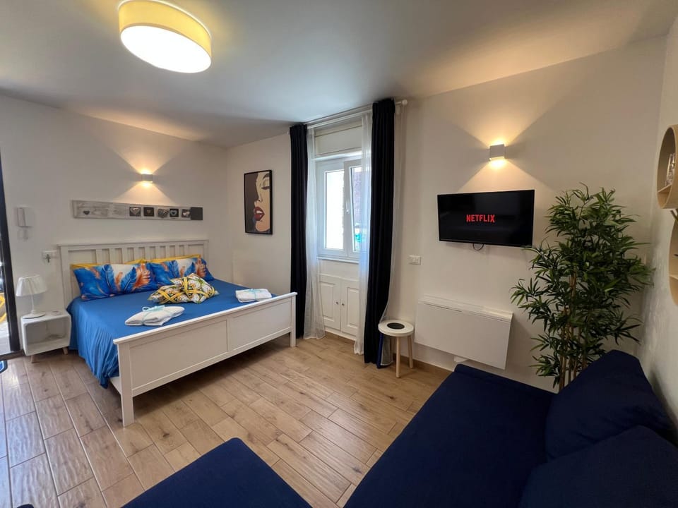Communal lounge/ TV room, Bed, TV and multimedia, Photo of the whole room, Evening entertainment, Bedroom