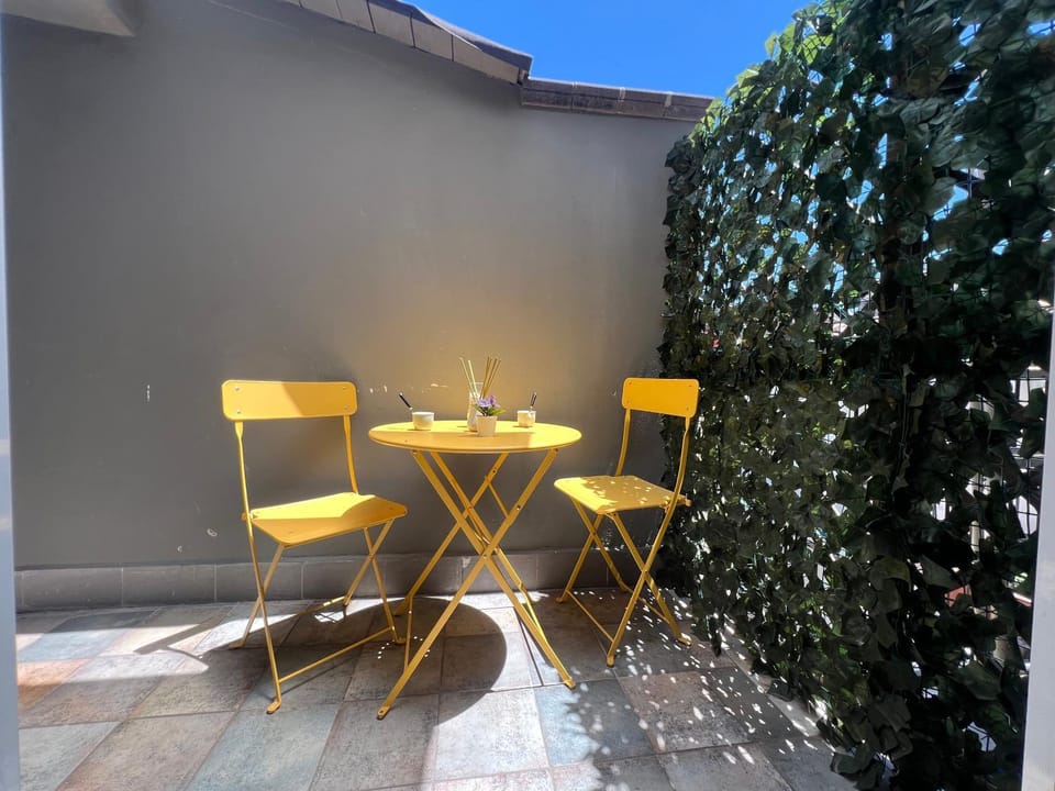 Patio, Day, Balcony/Terrace, Dining area