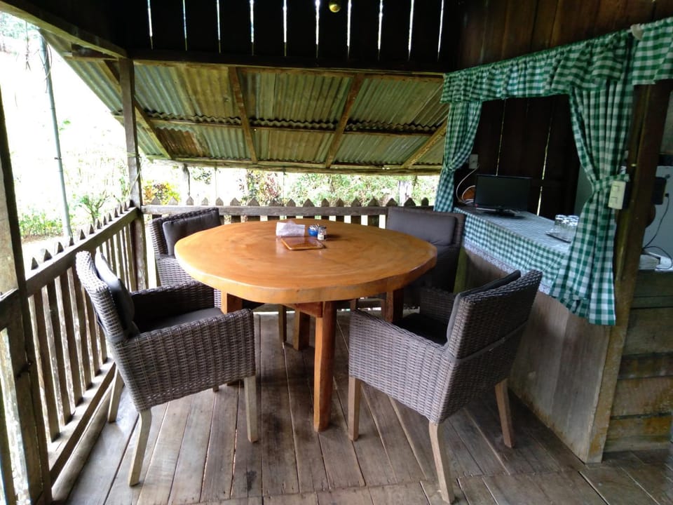 Lounge or bar, Seating area, Dining area