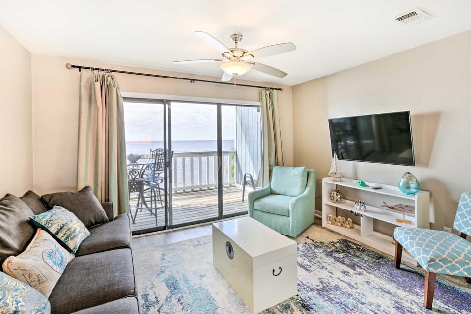 Waterfront Escape w/ Balcony on Shell Point Beach! House in Florida